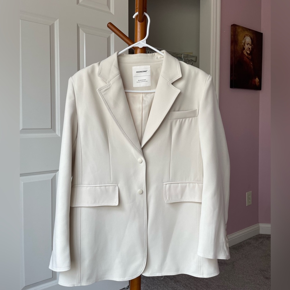 White (a bit beige tone) blazer M size almost new!